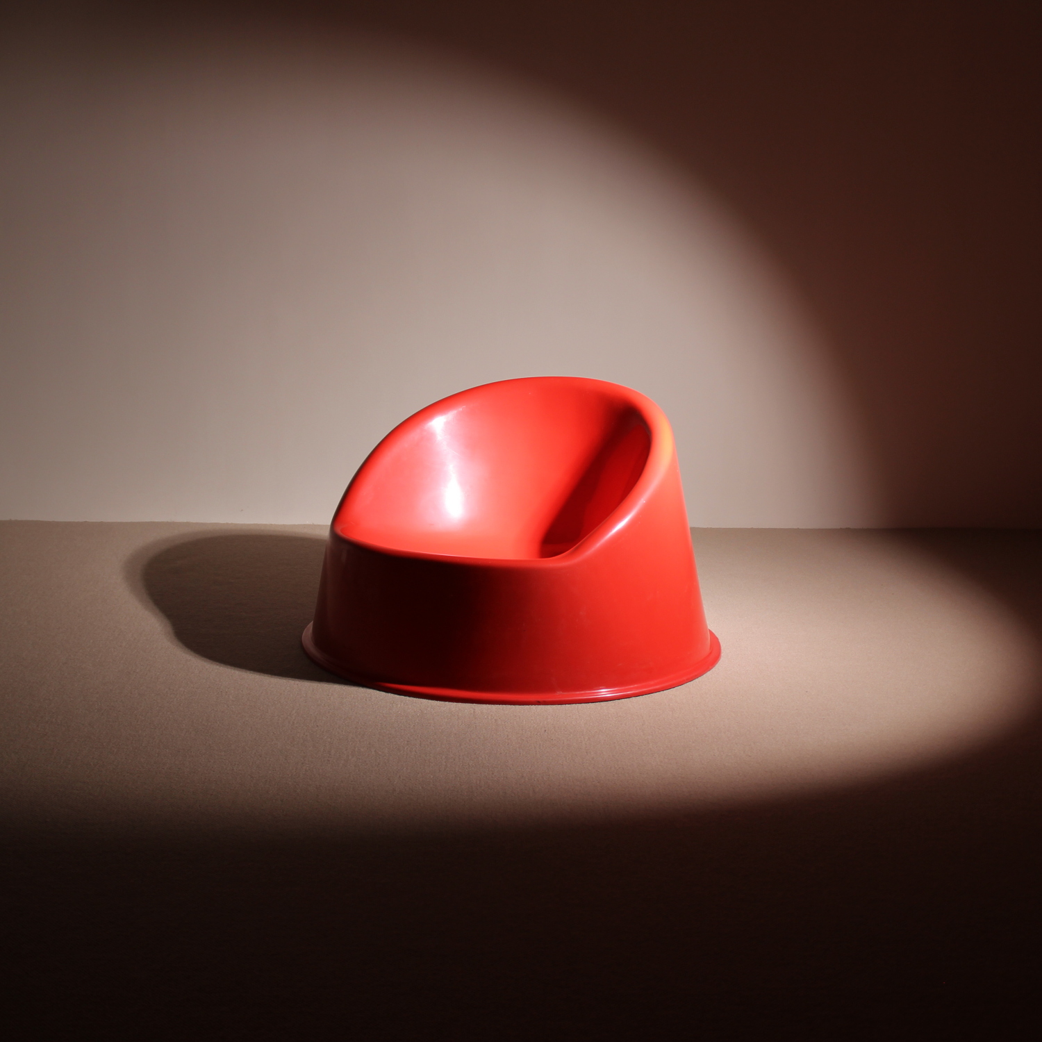 11-red-plastic-lounge-chairs-1970s-studiolorono-lorono