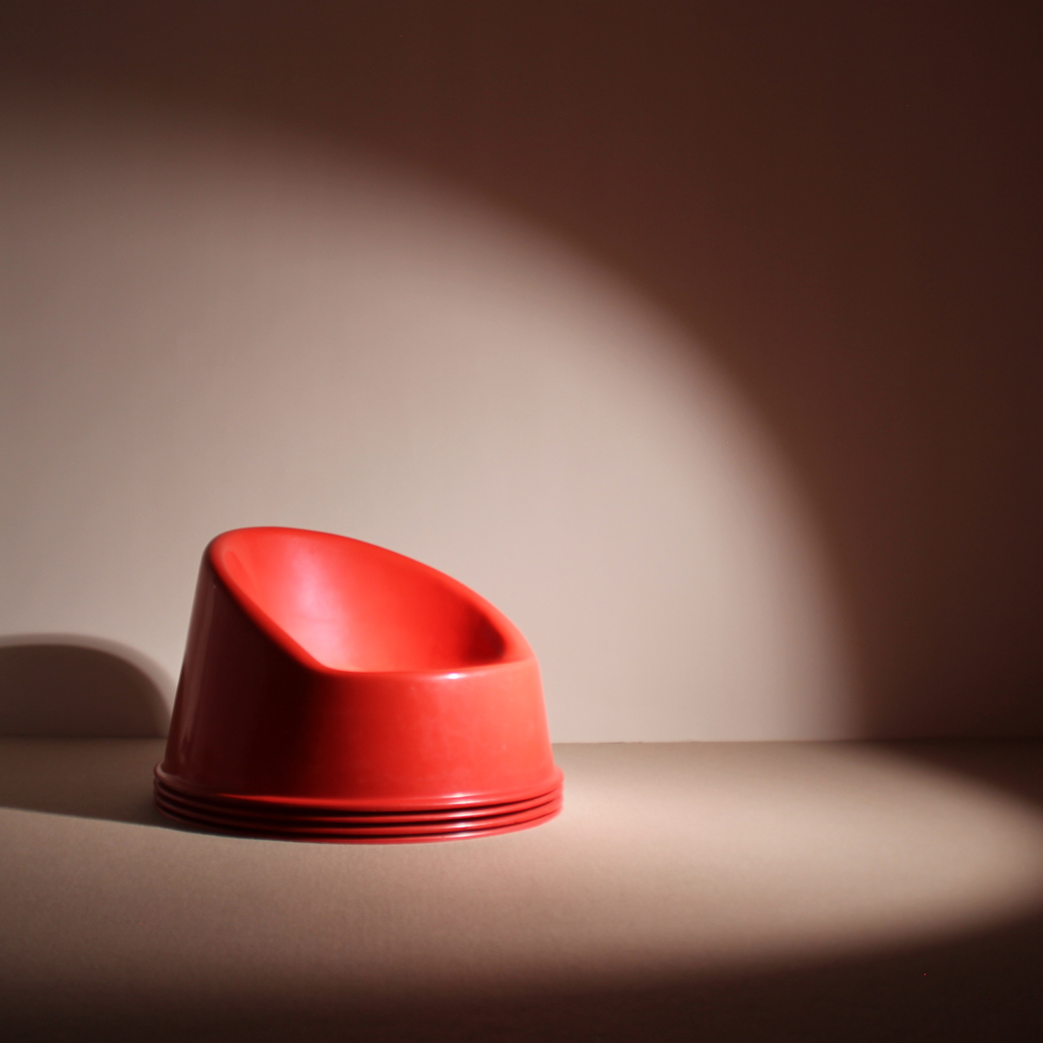 12-red-plastic-lounge-chairs-1970s-studiolorono-lorono