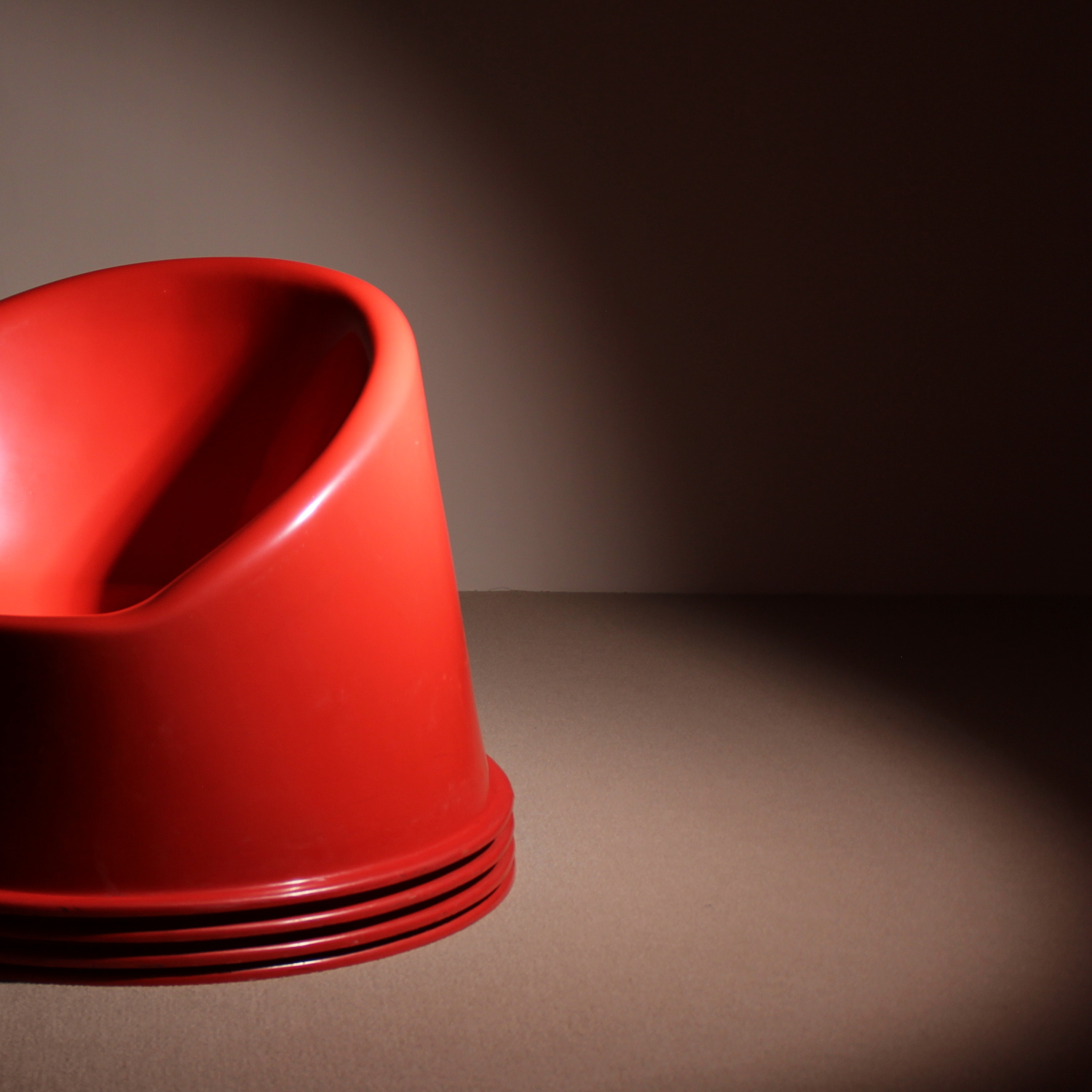 13-red-plastic-lounge-chairs-1970s-studiolorono-lorono