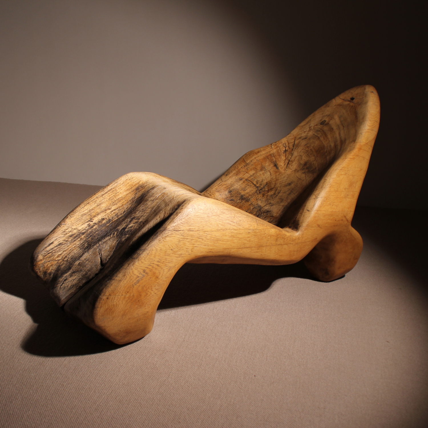 00-brutalist-solid-wooden-chaiselongue-lounge-chair-studiolorono-lorono