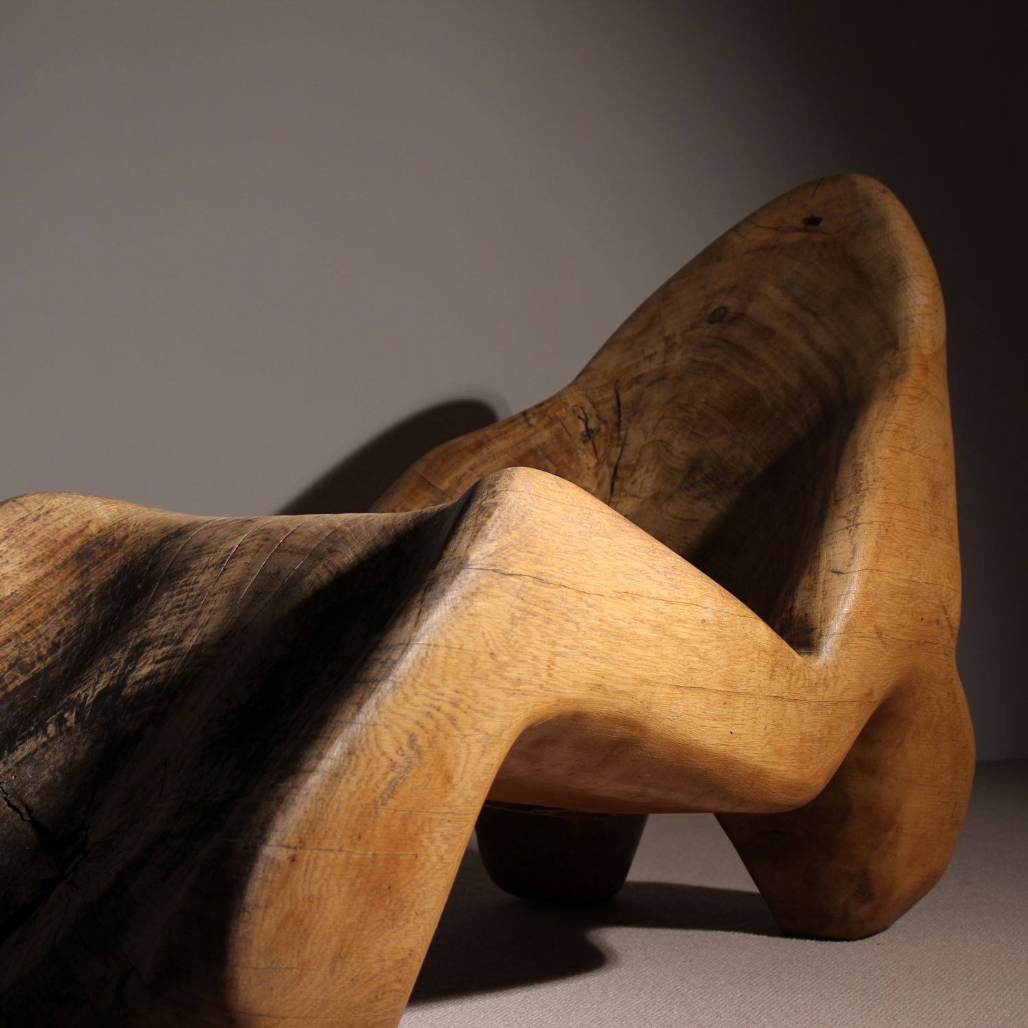 02-brutalist-solid-wooden-chaiselongue-lounge-chair-studiolorono-lorono