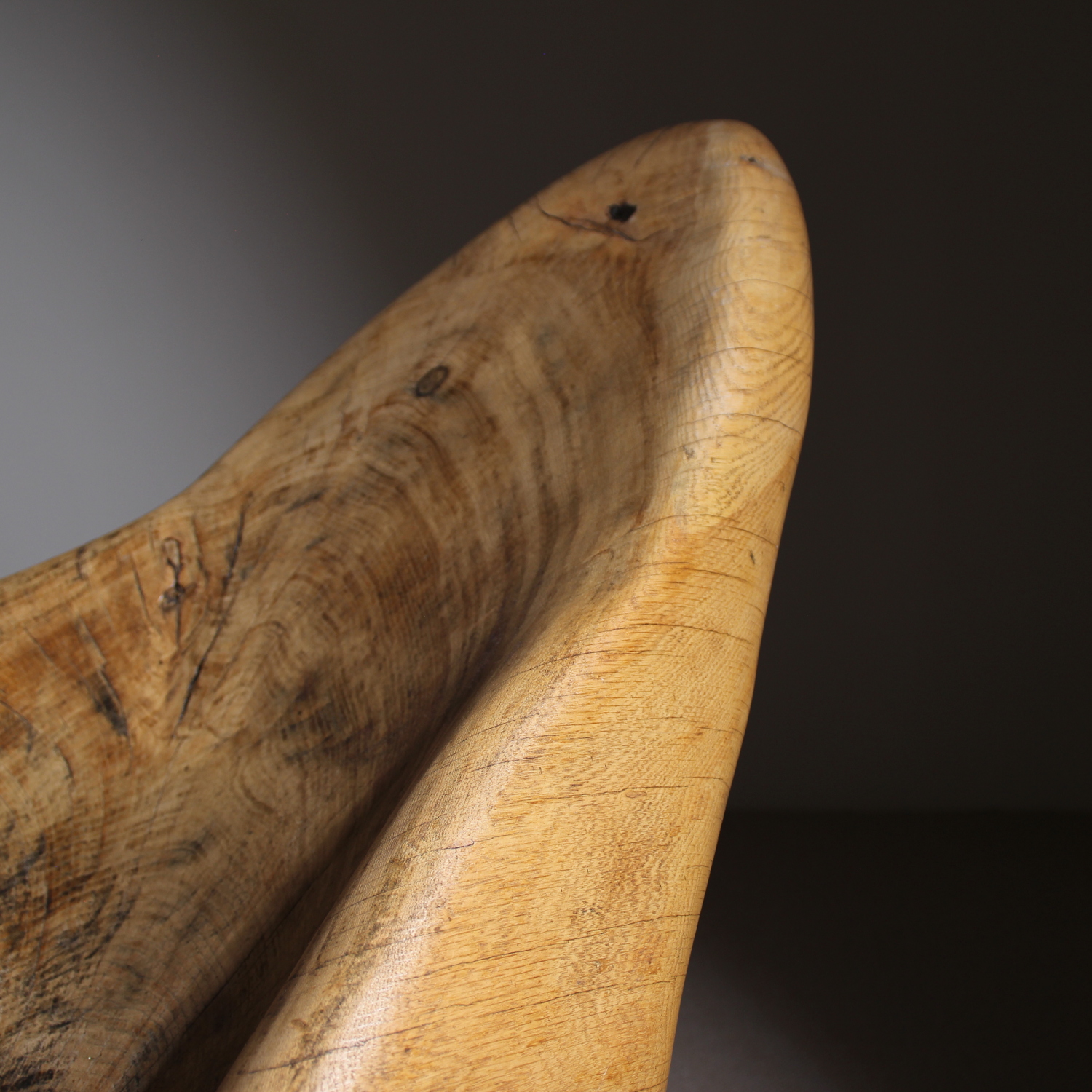 03-brutalist-solid-wooden-chaiselongue-lounge-chair-studiolorono-lorono