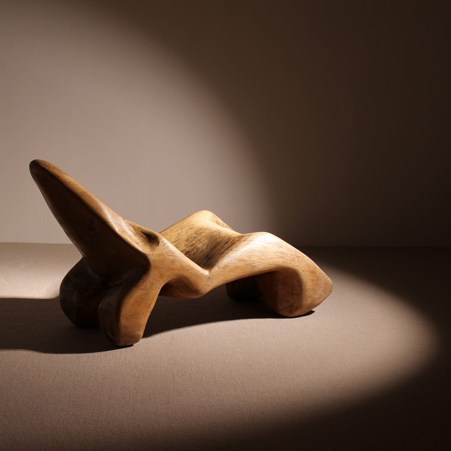 04-brutalist-solid-wooden-chaiselongue-lounge-chair-studiolorono-lorono