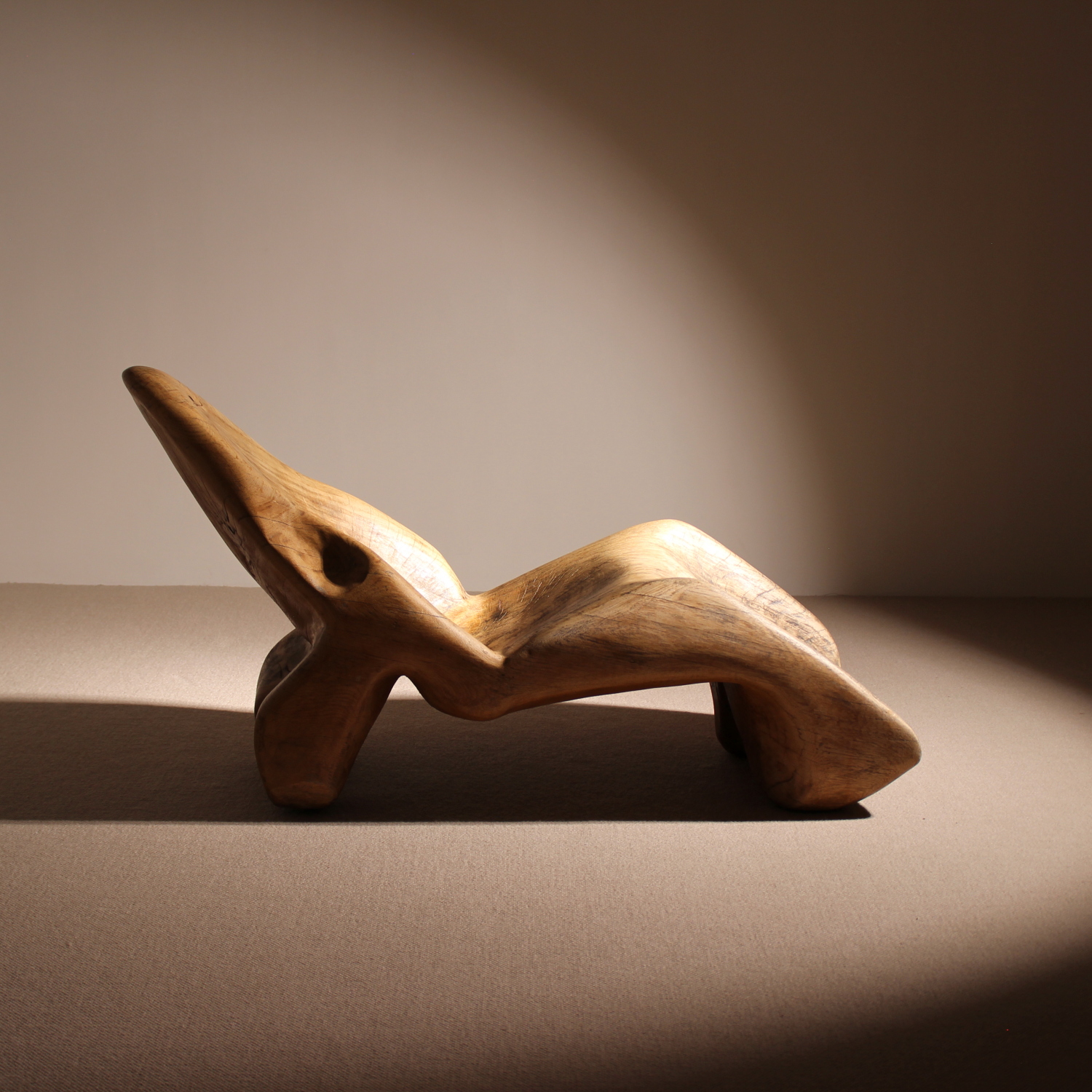 06-brutalist-solid-wooden-chaiselongue-lounge-chair-studiolorono-lorono