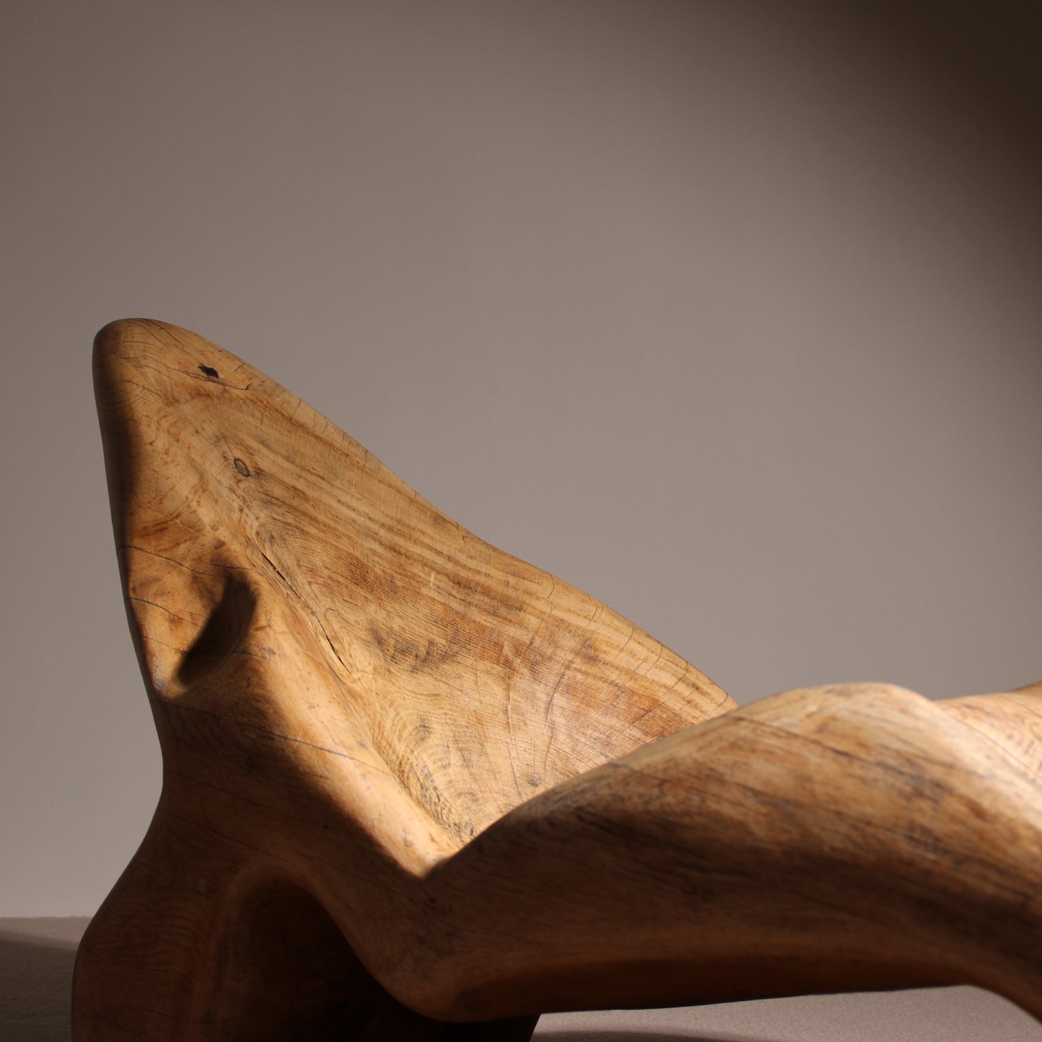 08-brutalist-solid-wooden-chaiselongue-lounge-chair-studiolorono-lorono