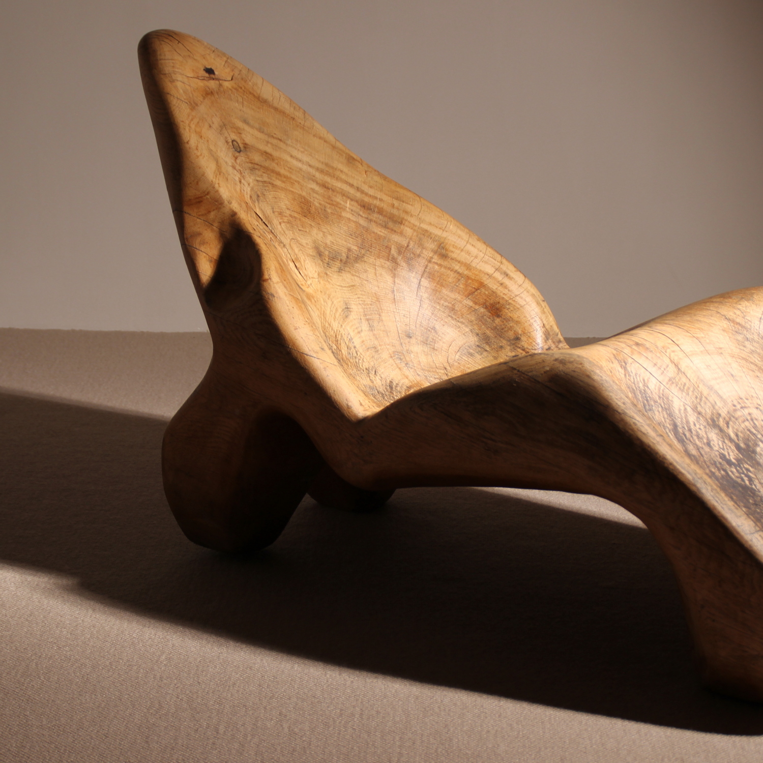 09-brutalist-solid-wooden-chaiselongue-lounge-chair-studiolorono-lorono